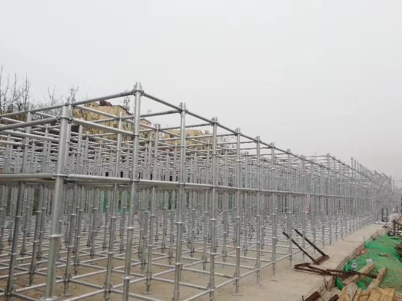 搭建腳手架橫向掃地桿與縱向掃地桿時，怎么設(shè)置好？ (圖1)